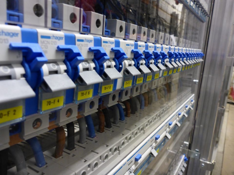 Reihe von Leitungsschutzschaltern in einer Elektroverteilung