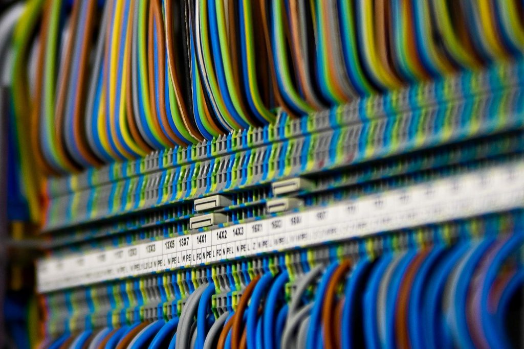 Sauber verlegtes und beschriftetes Kabelbündel in einer Schaltanlage