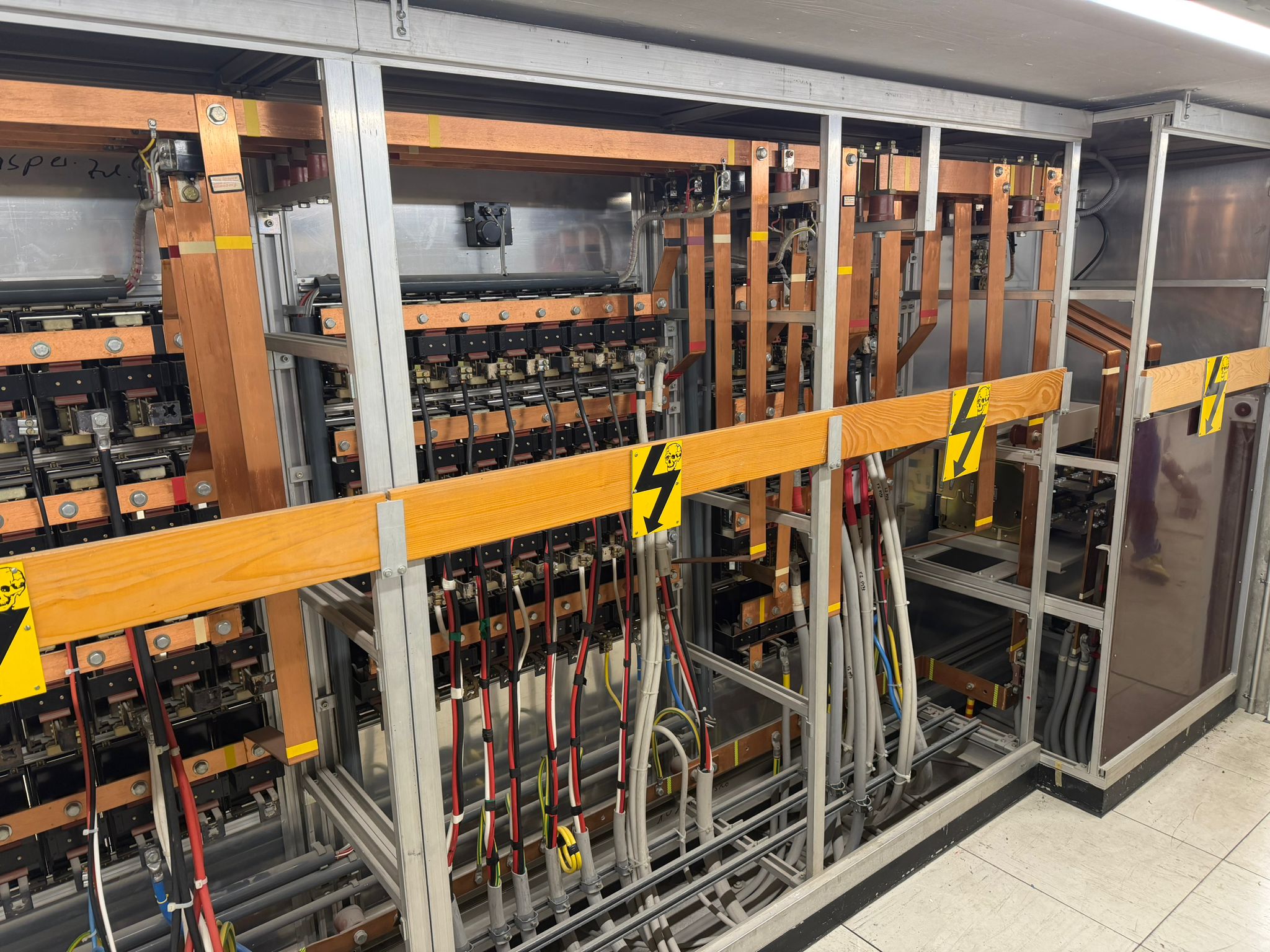 Grössere Elektroinstallation mit Sammelschienen in einer gewerblichen Anlage